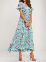 Grünes Maxikleid mit Blumenmuster, V-Ausschnitt und kurzen Ärmeln