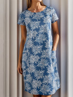 Blaues Kleid mit Rundhalsausschnitt, kurzen Ärmeln und Taschen