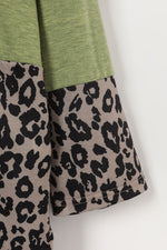 Lässige Bluse mit Leopardenmuster und V-Ausschnitt