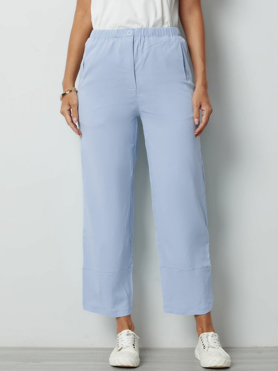 Freizeithose in Anthrazit mit Knöpfen und Taschen