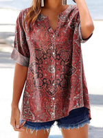 Haut rouge à manches courtes et col en V