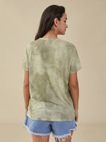 Grünes T-Shirt mit Schmetterlingsmuster, Rundhalsausschnitt und kurzen Ärmeln