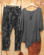 Lässiger, schlichter, asymmetrischer Zweiteiler mit Print