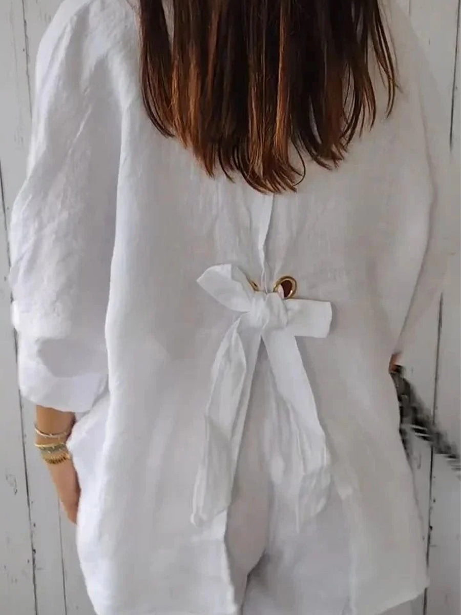 Chemise blanche à manches courtes et col en V avec nœud papillon