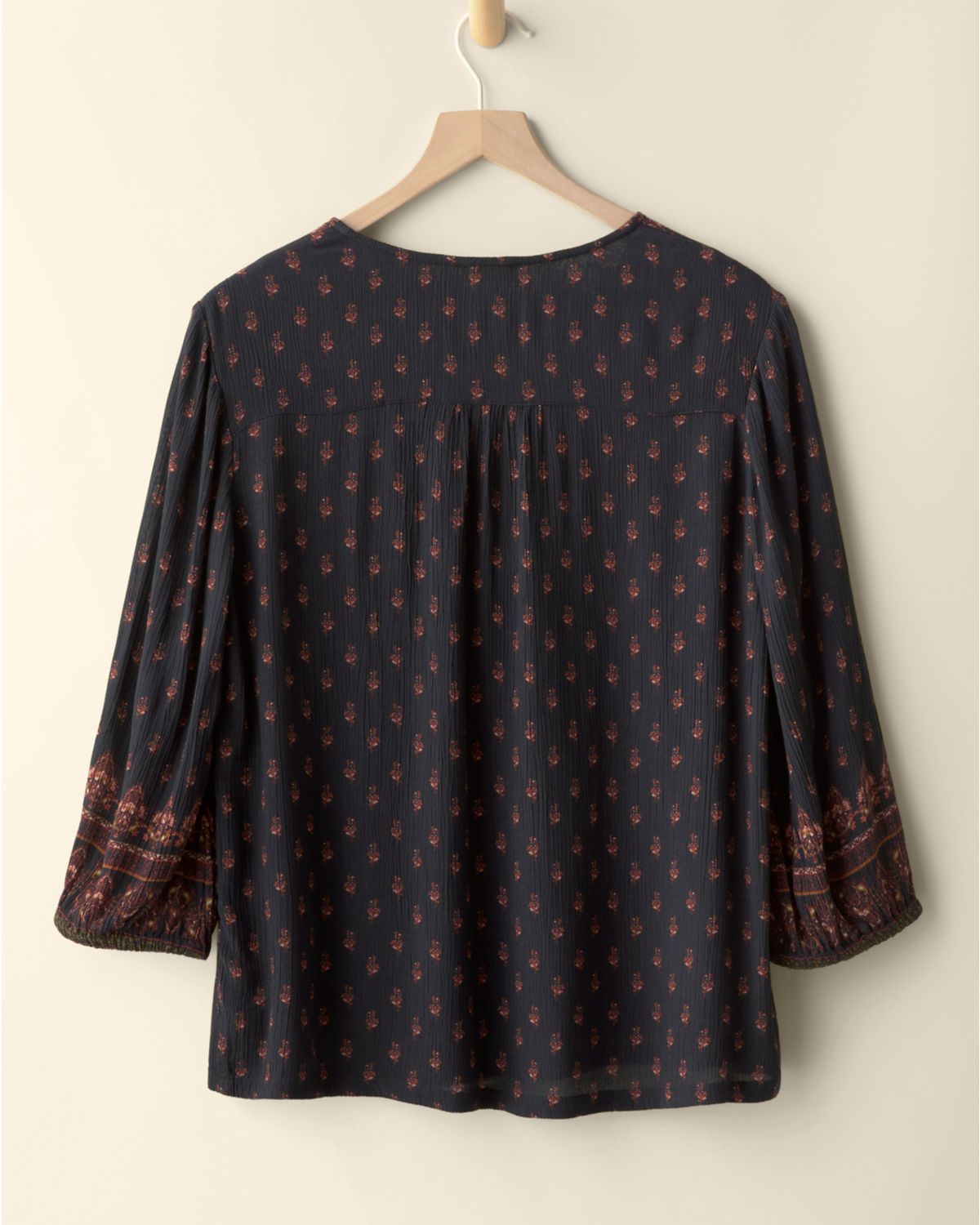Lässige Bluse mit V-Ausschnitt, 3/4-Ärmeln und Boho-Bordürenmuster.