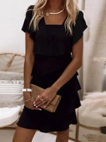 Robe courte noire unie à col carré et manches courtes