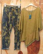 Lässiger, schlichter, asymmetrischer Zweiteiler mit Print