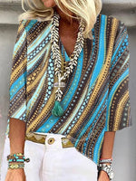 Blaue, lässige Bluse mit V-Ausschnitt, Streifenmuster und 3/4-Ärmeln.