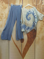 Zweiteiliges Set in Blau mit Rundhalsausschnitt, Batikmuster und halben Ärmeln