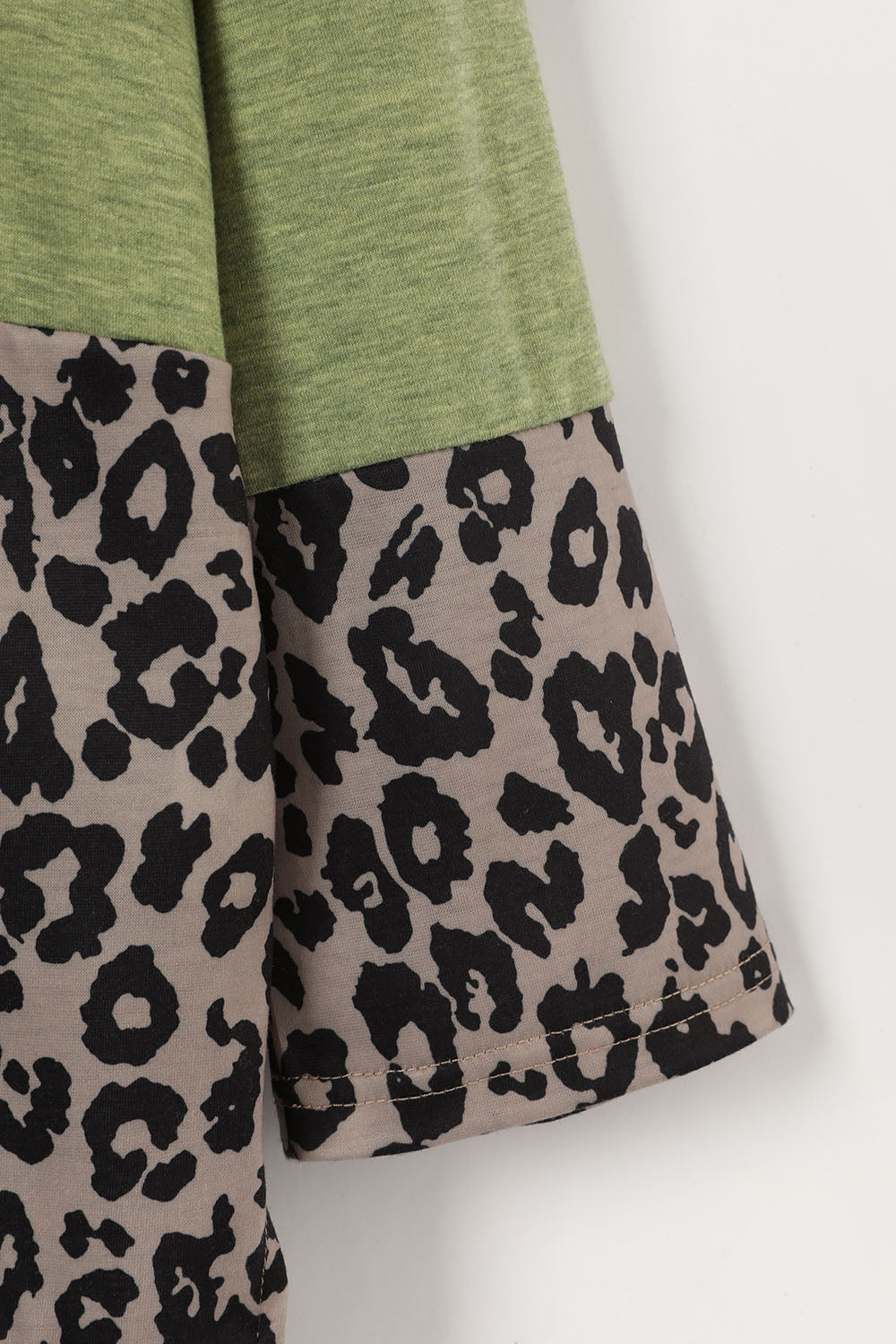 Lässige Bluse mit Leopardenmuster und V-Ausschnitt