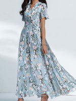 Blaues Kleid mit Blumenmuster, V-Ausschnitt und kurzen Ärmeln