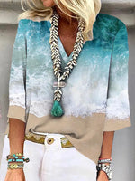 Blaue, lässige Bluse mit V-Ausschnitt, 3/4-Ärmeln und Strandmuster