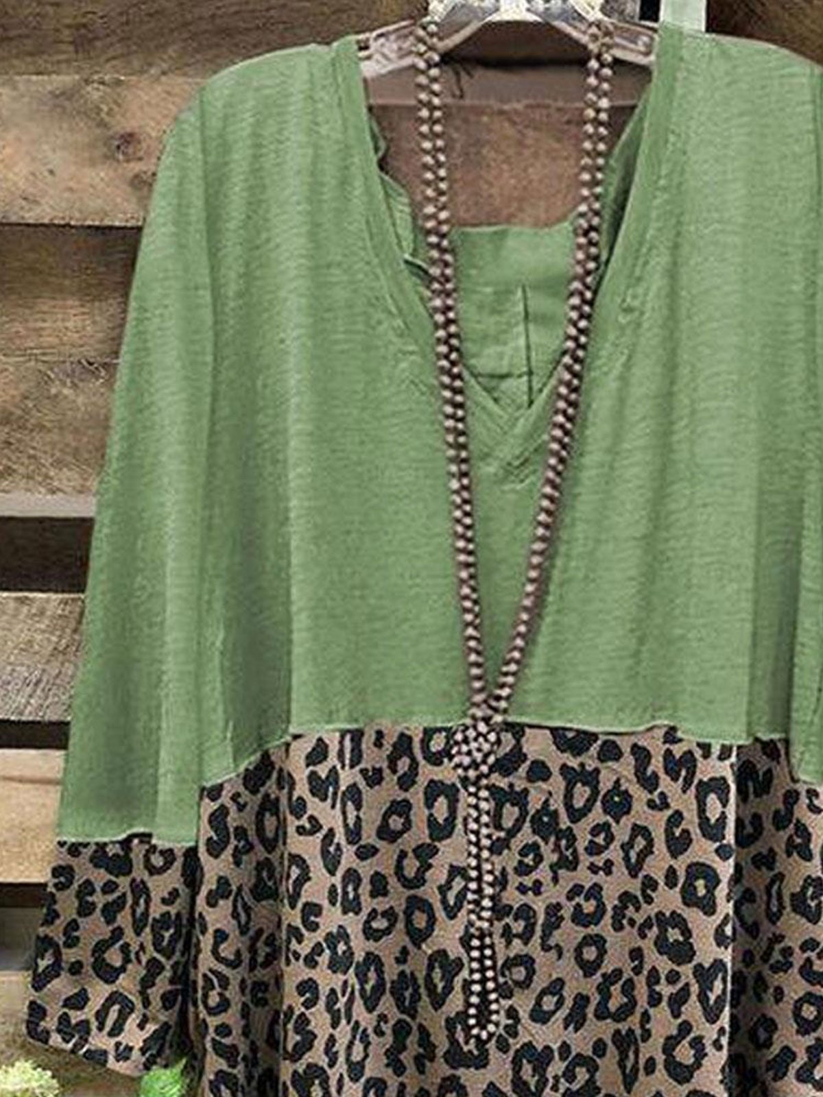 Lässige Bluse mit Leopardenmuster und V-Ausschnitt