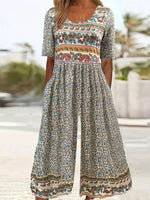 Khakifarbener Jumpsuit mit Seitentaschen und Rundhalsausschnitt