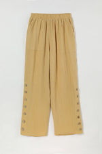 Lässige Sommerhose aus einfarbigem Stoff mit Knöpfen und Taschen